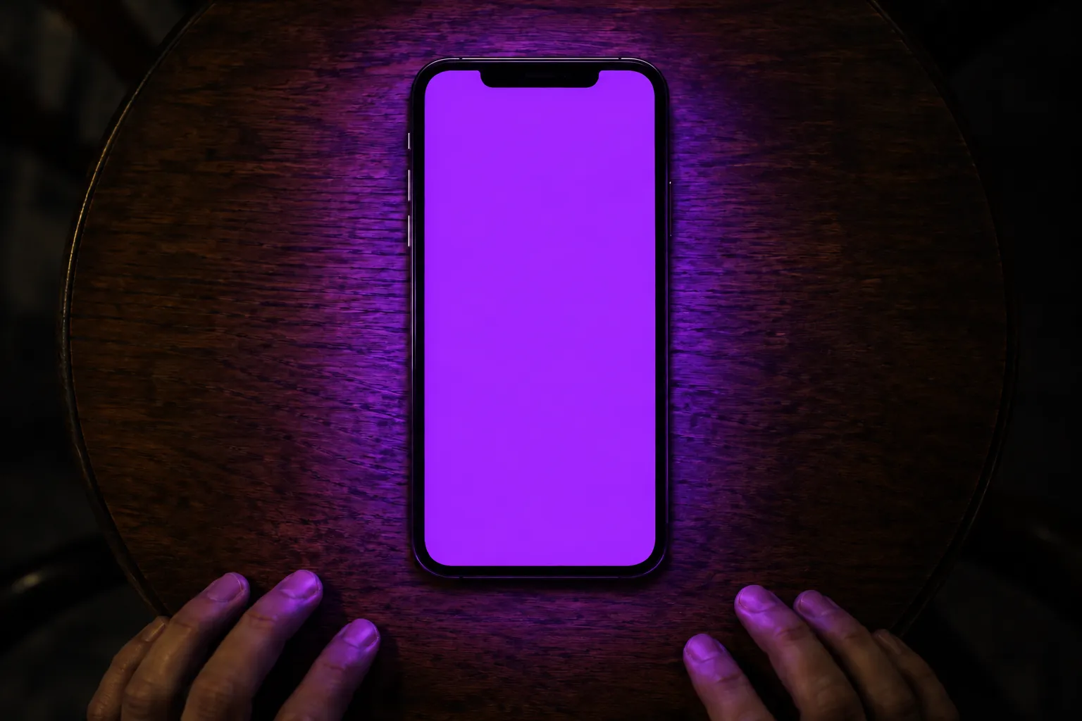 円卓の上で、紫に光るスマホの画面